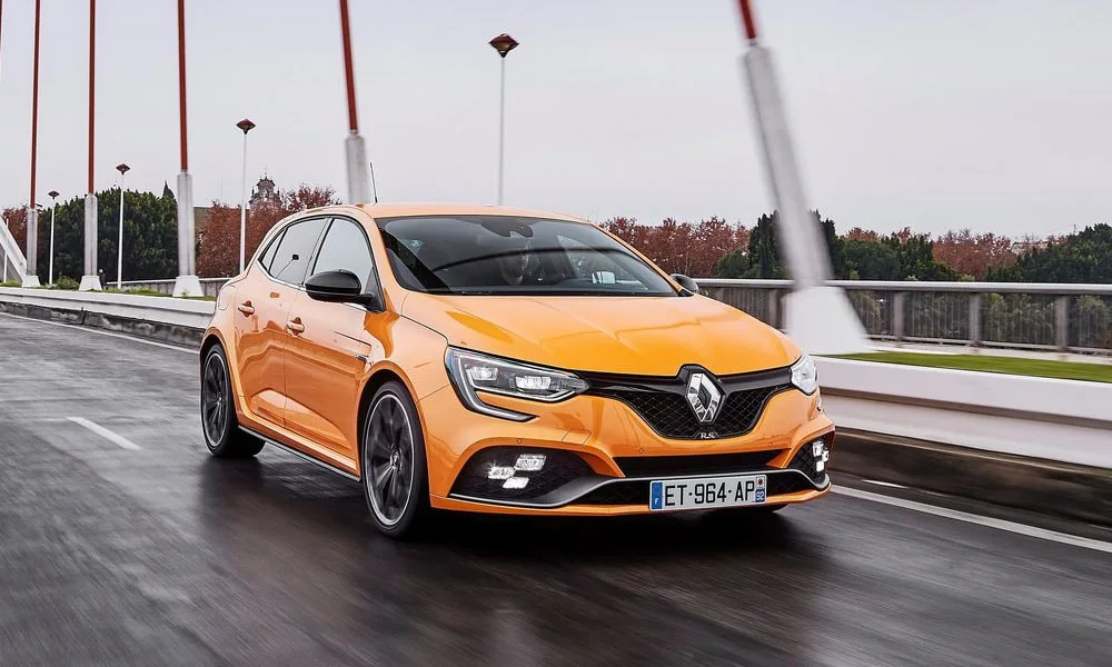 Фото Renault Megane RS — вид спереди, фото 16. Оранжевый кузов, строгая симметрия оптики — базовый ракурс знакомства с дизайном. Рисунок ходовых огней — подпись модели, по нему её узнают в потоке Renault Megane RS — вид спереди, фото 16