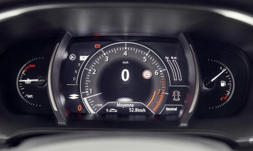 Фото Renault Megane RS — приборная панель. Экран приборов за рулём — вся ходовая информация перед глазами. Запас хода и расход выводятся крупно — главные цифры ежедневных поездок Renault Megane RS — приборная панель