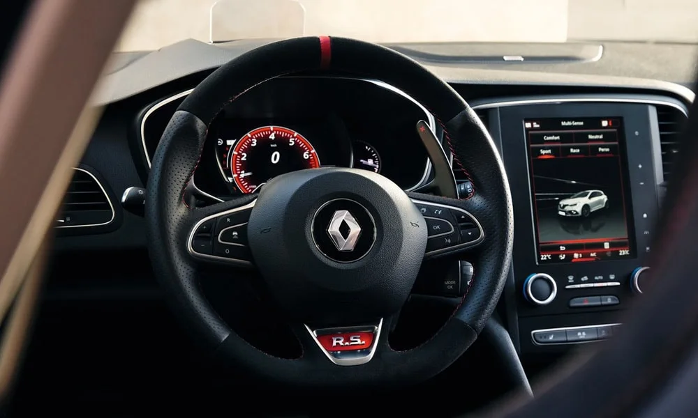Фото Renault Megane RS — приборная панель, фото 2. Скорость, запас хода и подсказки ассистентов перед глазами Renault Megane RS — приборная панель, фото 2