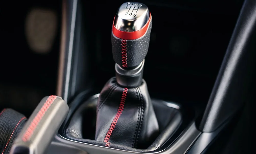 Фото Renault Megane RS — селектор коробки передач, фото 2. Селектор трансмиссии на центральной консоли. Автохолд удерживает машину на светофоре без ноги на тормозе Renault Megane RS — селектор коробки передач, фото 2