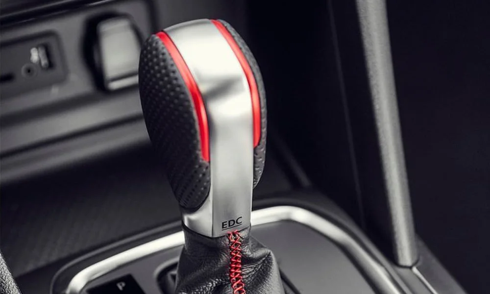 Фото Renault Megane RS — селектор коробки передач, фото 3. Управление коробкой: компактный селектор освобождает место на тоннеле Renault Megane RS — селектор коробки передач, фото 3