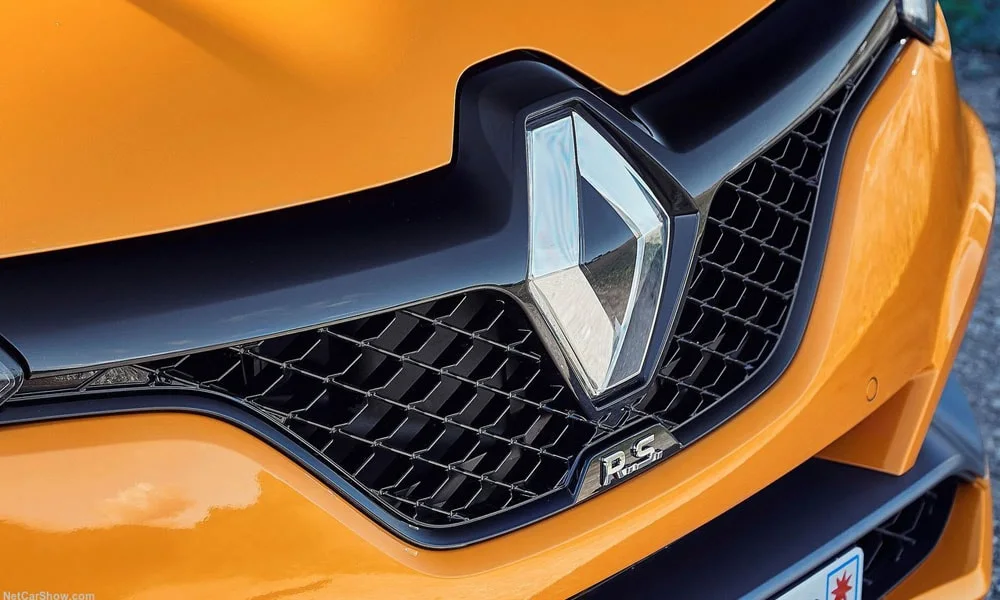 Фото Renault Megane RS — решётка радиатора. Рисунок решётки: сетка, ламели или глухая панель у электроверсий. За решёткой у многих комплектаций стоит радар адаптивного круиз-контроля Renault Megane RS — решётка радиатора