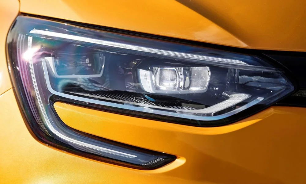 Фото Renault Megane RS — передняя оптика. Фара вблизи — самый детализированный элемент экстерьера. Автоматический дальний свет сам переключается при встречном разъезде — есть у ряда версий Renault Megane RS — передняя оптика