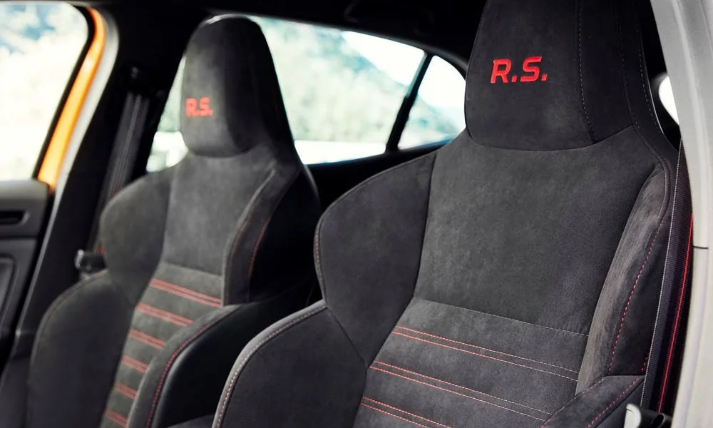 Фото Renault Megane RS — интерьер. Общий план салона: архитектура панели, консоль и кресла. Светлая гамма зрительно расширяет салон, тёмная — практичнее в уходе Renault Megane RS — интерьер