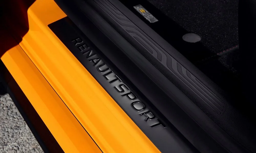 Фото Renault Megane RS — интерьер, фото 2. Общий план салона: архитектура панели, консоль и кресла. Уровень отделки читается по стыкам панелей и мягким поверхностям в зонах касания Renault Megane RS — интерьер, фото 2