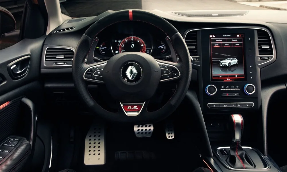 Фото Renault Megane RS — интерьер, фото 3. Общий план салона: архитектура панели, консоль и кресла Renault Megane RS — интерьер, фото 3