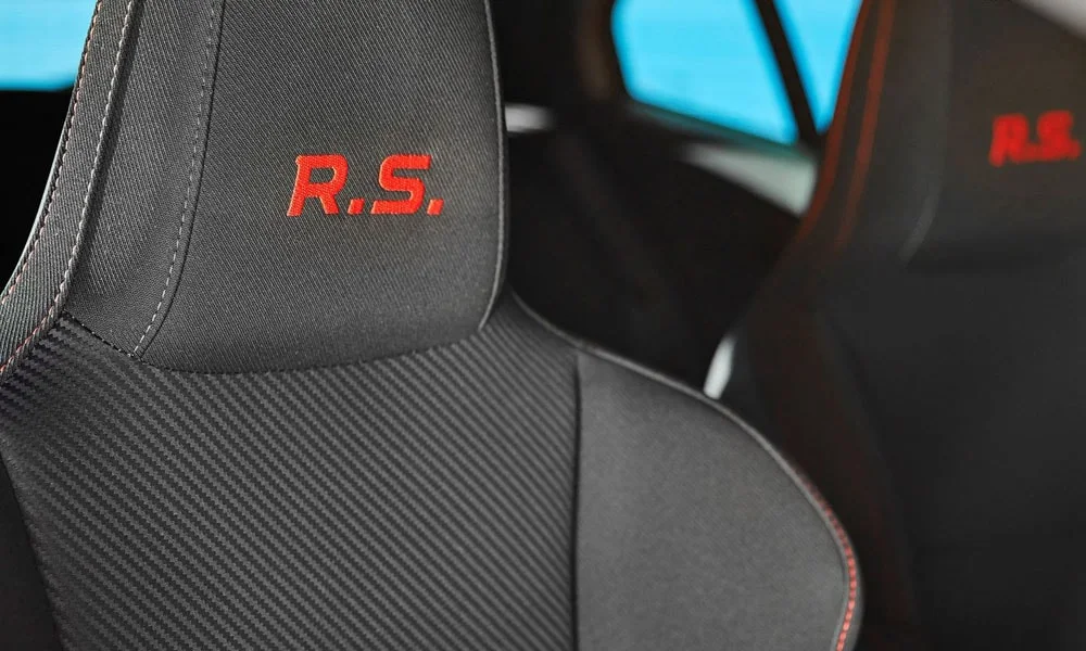 Фото Renault Megane RS — интерьер, фото 4. Общий план салона: архитектура панели, консоль и кресла. Уровень отделки читается по стыкам панелей и мягким поверхностям в зонах касания Renault Megane RS — интерьер, фото 4