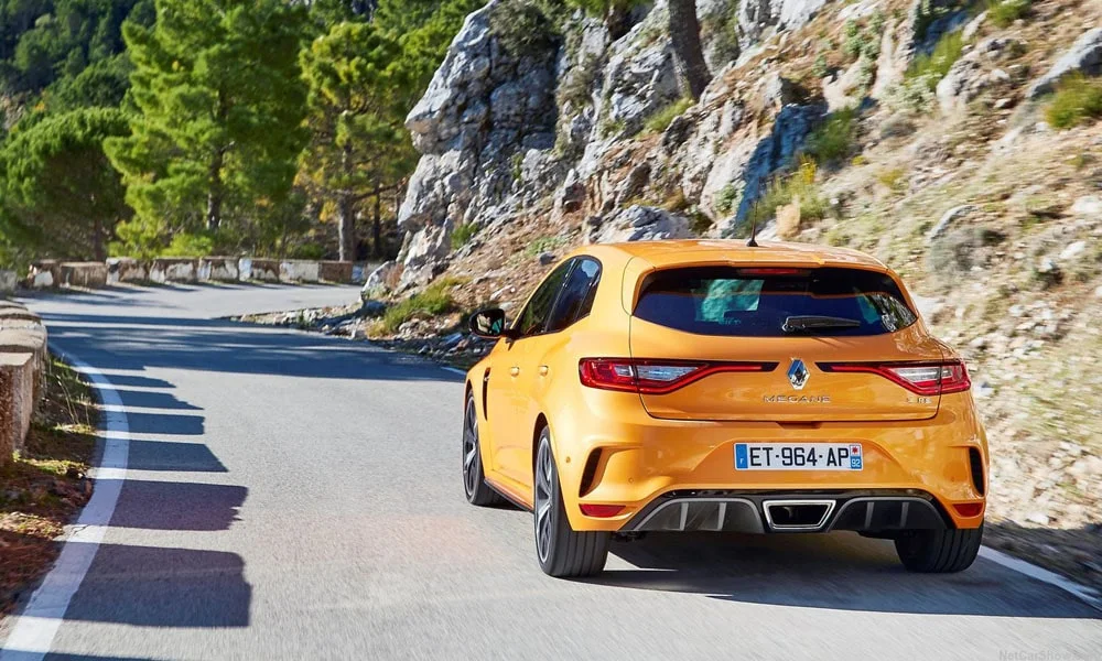 Фото Renault Megane RS — вид сзади. Графика фонарей, бампер и оформление пятой двери. Насадки выхлопа или их имитация внизу бампера различают версии Renault Megane RS — вид сзади