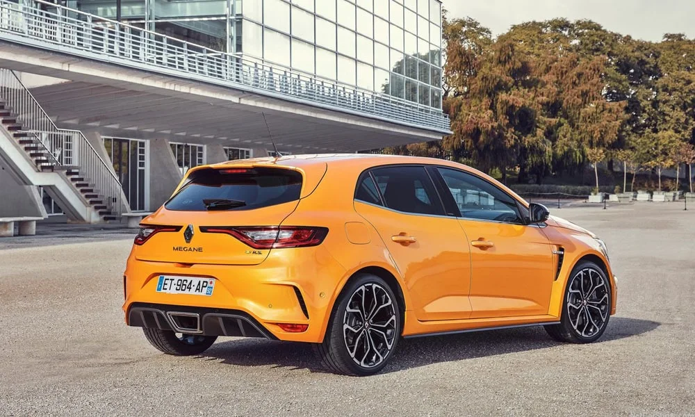 Фото Renault Megane RS — вид сзади, фото 2. Графика фонарей, бампер и оформление пятой двери. Насадки выхлопа или их имитация внизу бампера различают версии Renault Megane RS — вид сзади, фото 2