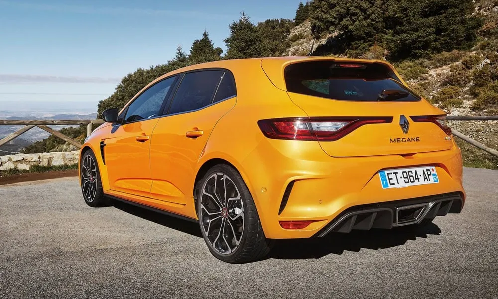 Фото Renault Megane RS — вид сзади, фото 3. Жёлтый кузов сзади — фонари и бампер определяют ночной образ модели. Насадки выхлопа или их имитация внизу бампера различают версии Renault Megane RS — вид сзади, фото 3