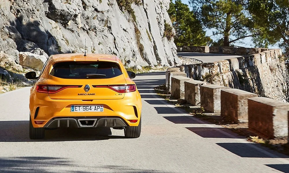 Фото Renault Megane RS — вид сзади, фото 4. Корма в жёлтом цвете: графика фонарей и пластика пятой двери. Светодиодная полоса или раздельные секции — задняя оптика стала главным украшением кормы Renault Megane RS — вид сзади, фото 4