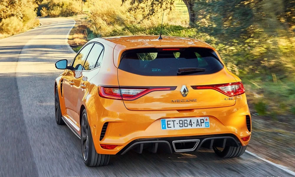 Фото Renault Megane RS — вид сзади, фото 5. Корма в оранжевом цвете: графика фонарей и пластика пятой двери Renault Megane RS — вид сзади, фото 5