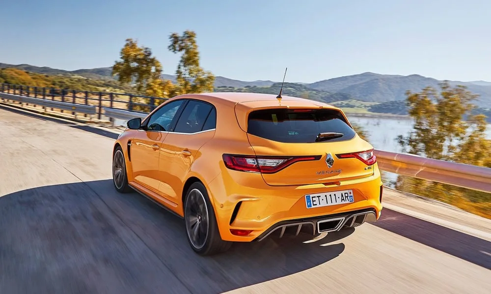 Фото Renault Megane RS — вид сзади, фото 6. Корма в оранжевом цвете: графика фонарей и пластика пятой двери. Насадки выхлопа или их имитация внизу бампера различают версии Renault Megane RS — вид сзади, фото 6