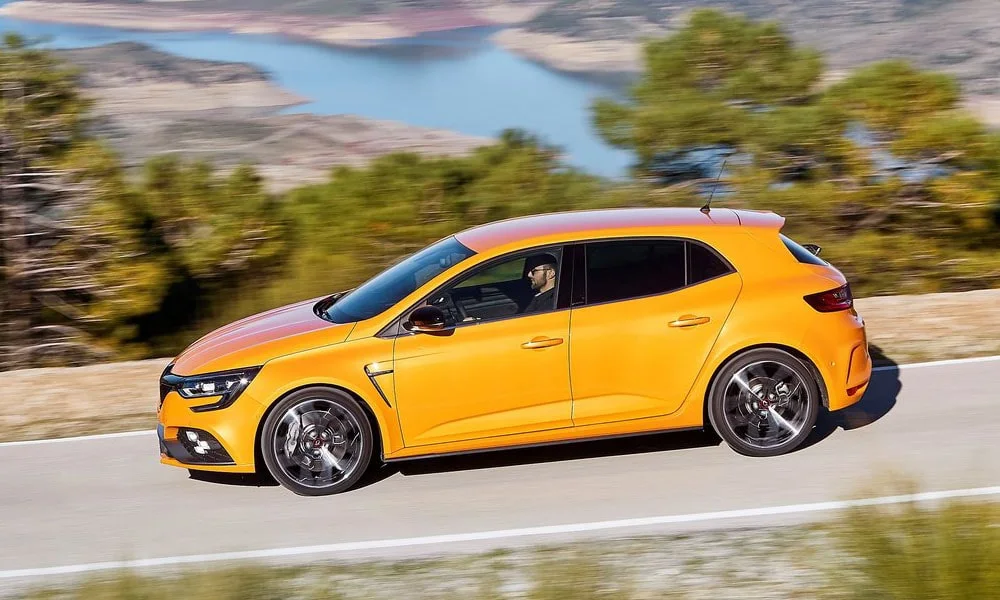 Фото Renault Megane RS — вид сбоку, фото 3. Профиль кузова: колёсная база, свесы и линия остекления. Длинная база — простор второго ряда; короткие свесы упрощают парковку Renault Megane RS — вид сбоку, фото 3