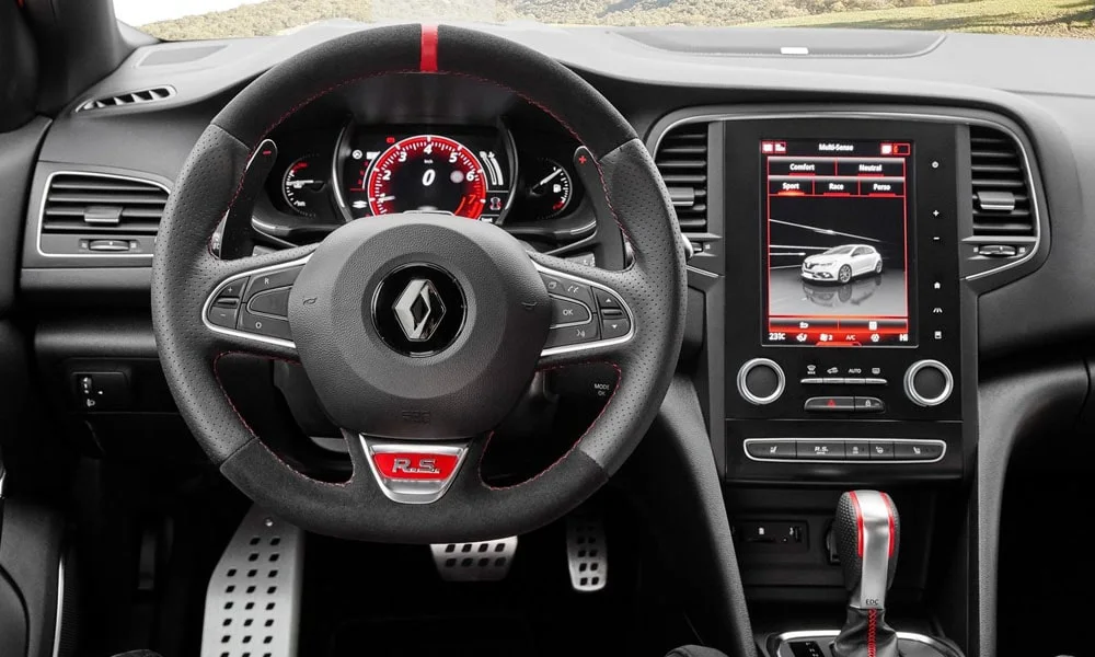 Фото Renault Megane RS — руль, фото 2. Обшивка обода и компоновка спиц крупным планом. Обогрев обода — опция, которую оценят зимой Renault Megane RS — руль, фото 2