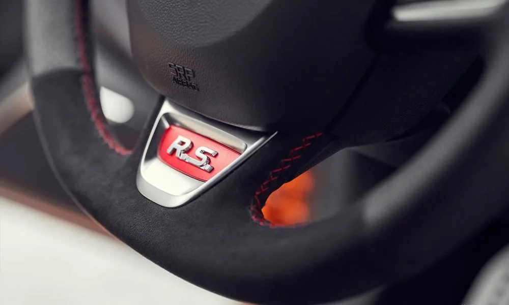 Фото Renault Megane RS — руль, фото 3. Обшивка обода и компоновка спиц крупным планом Renault Megane RS — руль, фото 3