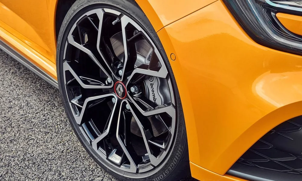 Фото Renault Megane RS — колесо и диск. Дизайн спиц и профиль резины крупным планом. При подборе зимнего комплекта сохраняйте наружный диаметр колеса Renault Megane RS — колесо и диск