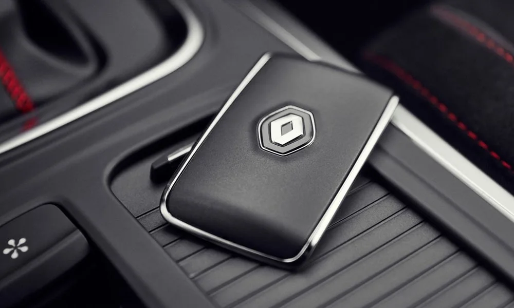Фото Renault Megane RS — беспроводная зарядка. Площадка для смартфона: зарядка без проводов. Прорезиненное покрытие удерживает телефон в поворотах; мощность зарядки — в характеристиках версии Renault Megane RS — беспроводная зарядка