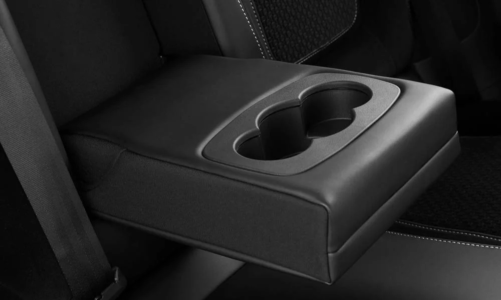 Фото Renault Megane — центральная консоль. Бокс консоли открыт: организация хранения между креслами. Прорезиненное дно ниш удерживает мелочи в поворотах Renault Megane — центральная консоль