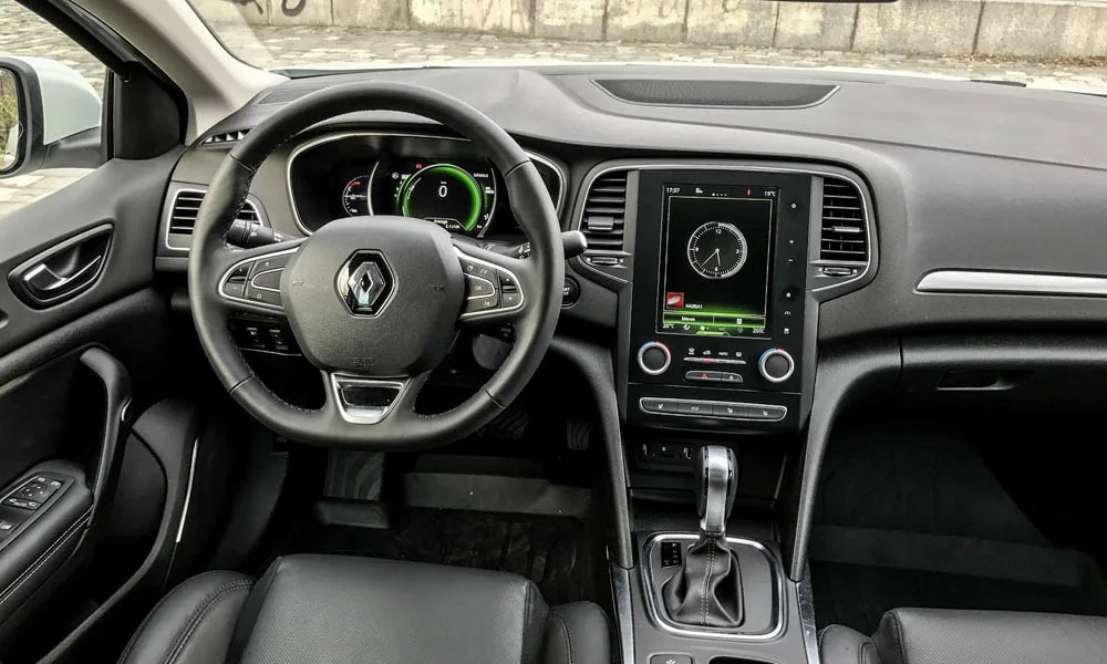 Фото Renault Megane — передняя панель, фото 3. Панель в тёмной отделке — видна компоновка экранов и органов управления. Минимум физических кнопок — ставка на экранное управление Renault Megane — передняя панель, фото 3