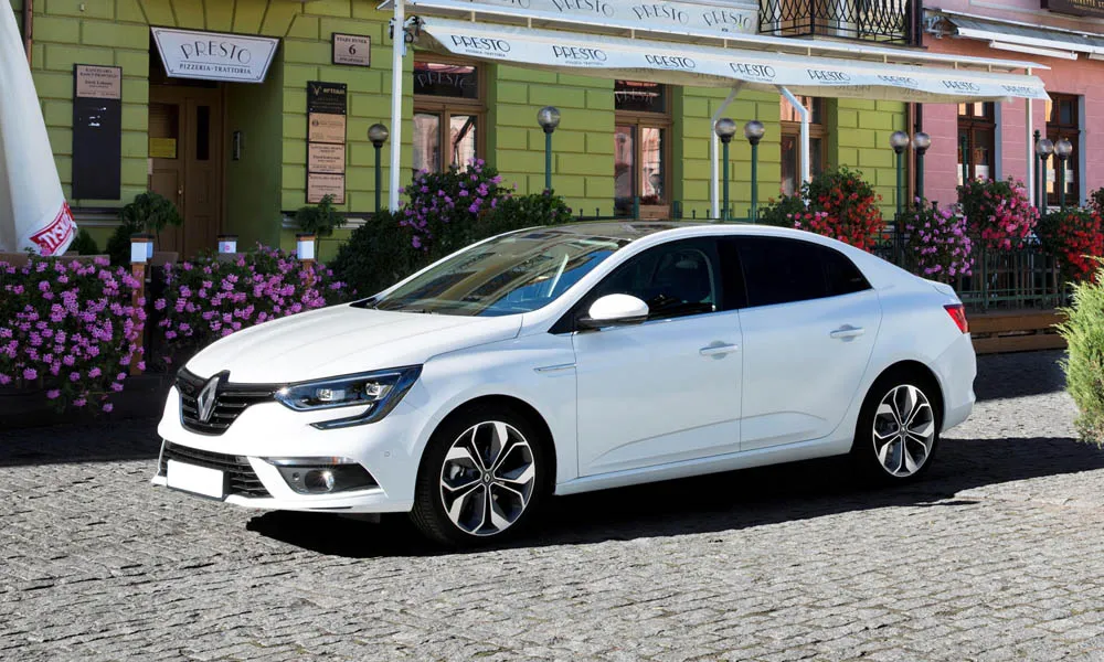 Фото Renault Megane — вид спереди, фото 11. Передок в белом исполнении — крупная светотехника и выразительный бампер. Рисунок ходовых огней — подпись модели, по нему её узнают в потоке Renault Megane — вид спереди, фото 11