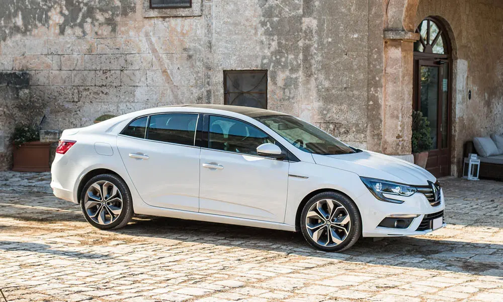 Фото Renault Megane — вид спереди, фото 12. Белый кузов, строгая симметрия оптики — базовый ракурс знакомства с дизайном Renault Megane — вид спереди, фото 12