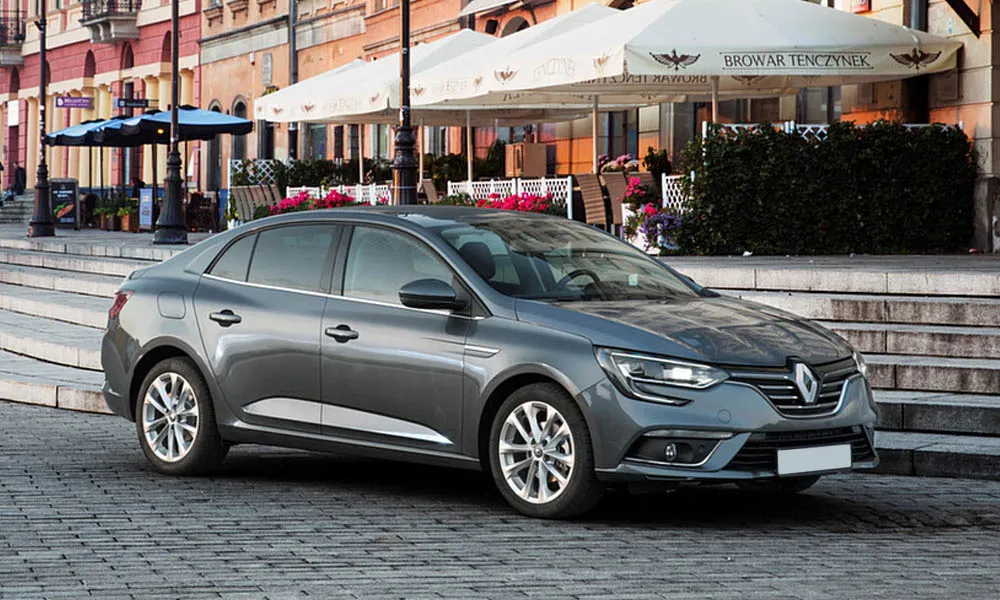 Фото Renault Megane — вид спереди, фото 14. Передок в сером исполнении — крупная светотехника и выразительный бампер. Рисунок ходовых огней — подпись модели, по нему её узнают в потоке Renault Megane — вид спереди, фото 14