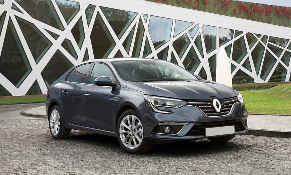 Фото Renault Megane — вид спереди, фото 15. Оптика, решётка и бампер — первое впечатление о модели. Рисунок ходовых огней — подпись модели, по нему её узнают в потоке Renault Megane — вид спереди, фото 15