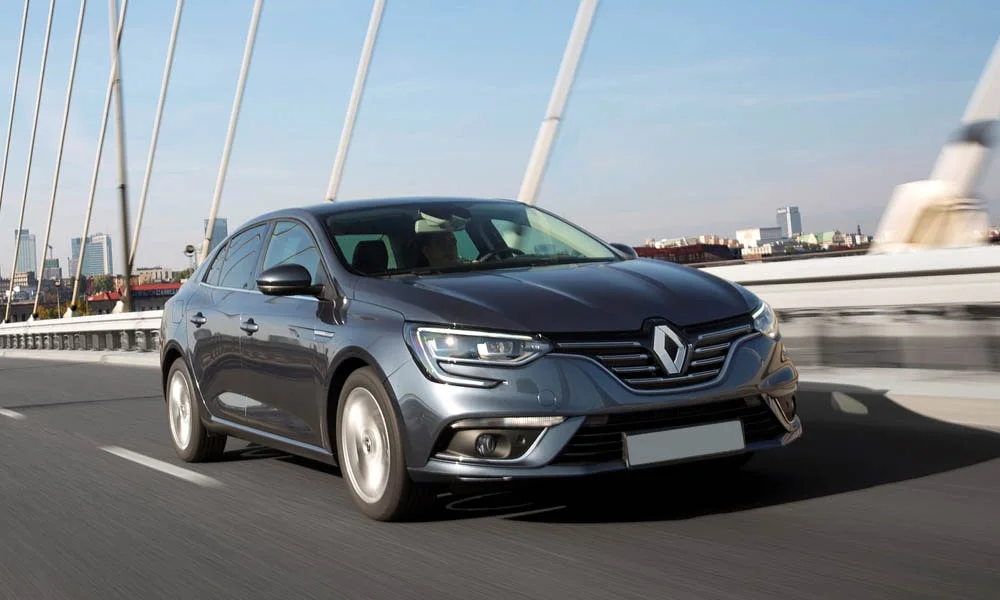 Фото Renault Megane — вид спереди, фото 16. Анфас: пропорции капота, посадка кузова и графика ходовых огней. Дневные ходовые огни включаются автоматически с запуском Renault Megane — вид спереди, фото 16