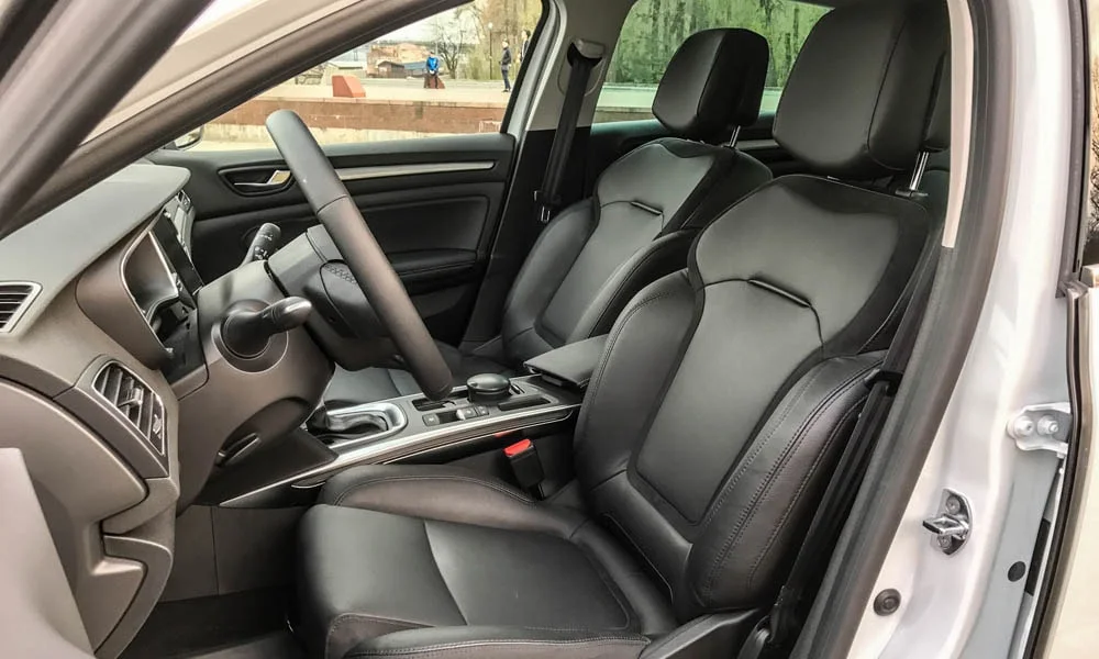 Фото Renault Megane — передние сиденья, фото 2. Профиль кресел: боковая поддержка и подголовники. Регулировки с памятью возвращают кресло под водителя одним нажатием — у версий с электроприводом Renault Megane — передние сиденья, фото 2