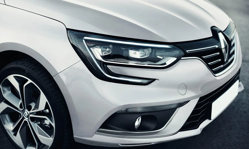 Фото Renault Megane — передняя оптика. Фара вблизи — самый детализированный элемент экстерьера Renault Megane — передняя оптика
