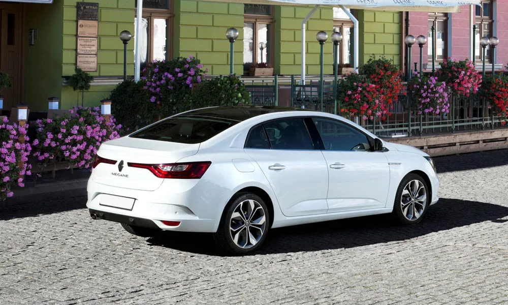 Фото Renault Megane — вид сзади, фото 15. Корма в белом цвете: графика фонарей и пластика пятой двери Renault Megane — вид сзади, фото 15