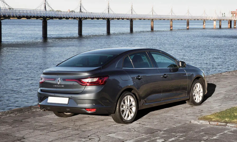Фото Renault Megane — вид сзади, фото 17. Серый кузов сзади — фонари и бампер определяют ночной образ модели Renault Megane — вид сзади, фото 17