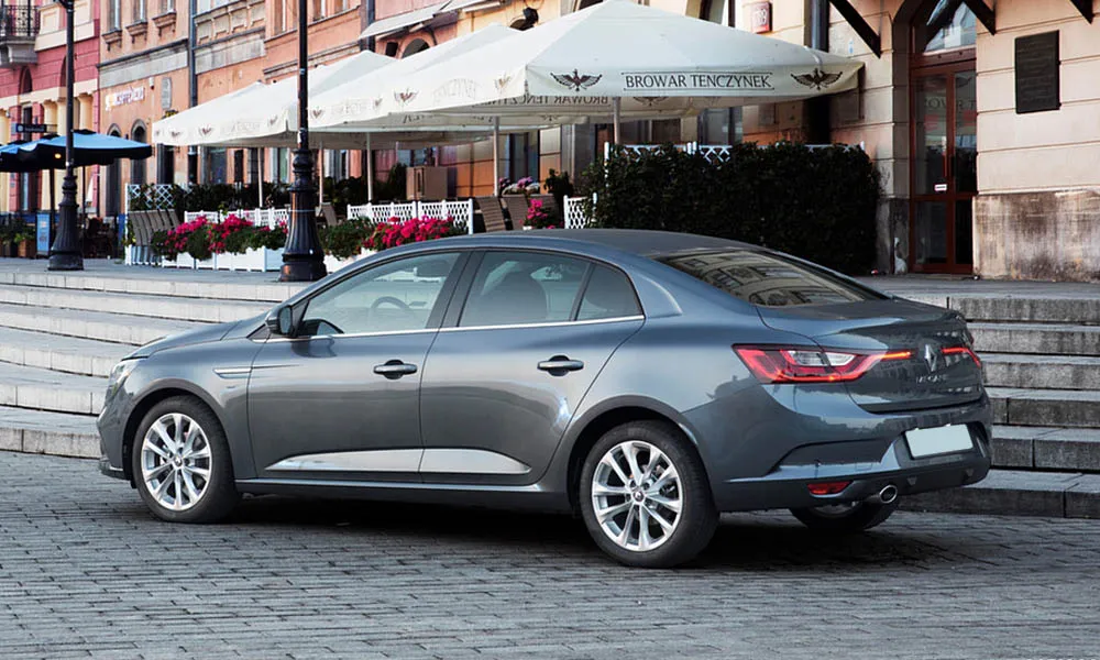 Фото Renault Megane — вид сзади, фото 18. Графика фонарей, бампер и оформление пятой двери Renault Megane — вид сзади, фото 18