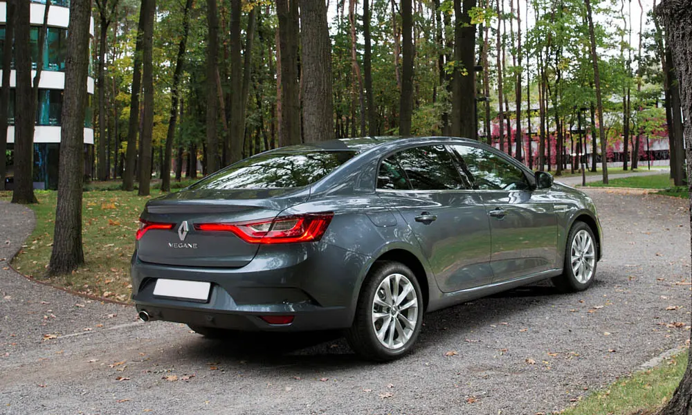 Фото Renault Megane — вид сзади, фото 19. Линия крыши, стойки и задняя дверь в сером исполнении. Светодиодная полоса или раздельные секции — задняя оптика стала главным украшением кормы Renault Megane — вид сзади, фото 19