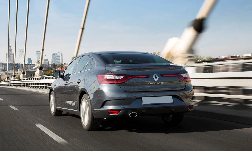 Фото Renault Megane — вид сзади, фото 20. Корма в сером цвете: графика фонарей и пластика пятой двери. Светодиодная полоса или раздельные секции — задняя оптика стала главным украшением кормы Renault Megane — вид сзади, фото 20