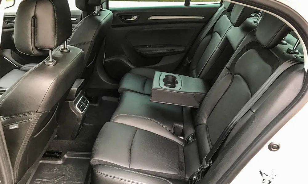 Фото Renault Megane — задние сиденья, фото 3. Второй ряд: профиль дивана, подголовники и обивка из гладкой коже. Плоский пол упрощает посадку втроём Renault Megane — задние сиденья, фото 3