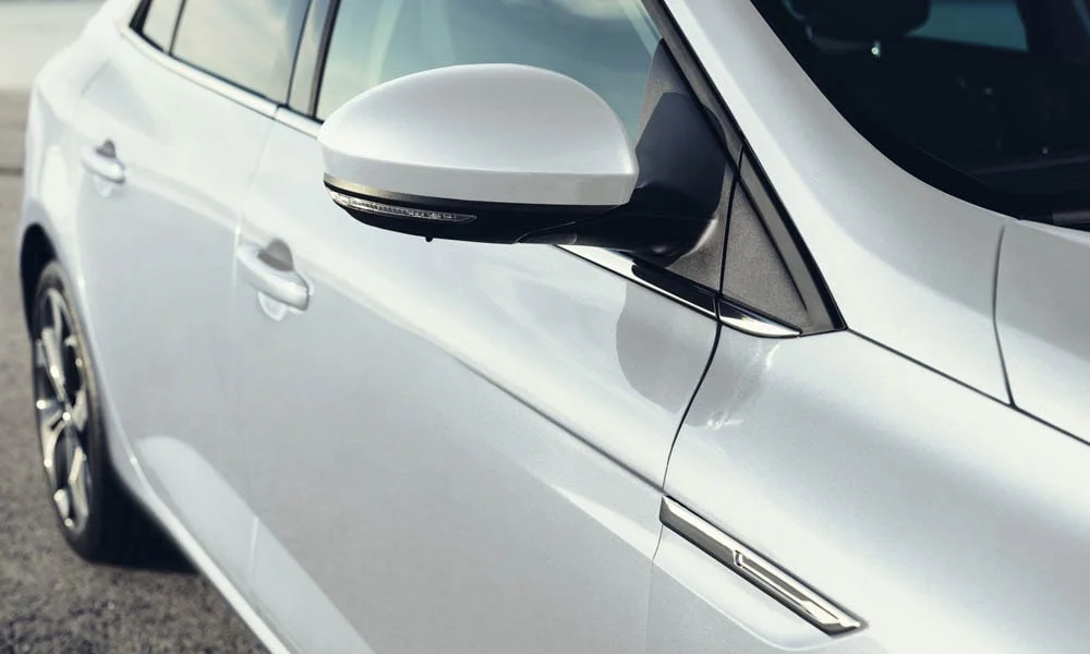Фото Renault Megane — крыша. Линия крыши и панорамное остекление с высоты Renault Megane — крыша