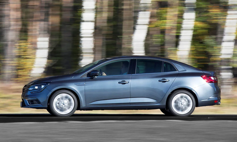 Фото Renault Megane — вид сбоку, фото 6. Сбоку читаются линия остекления и характер выштамповок на синем кузове. Хромированные или чёрные молдинги окон отличают комплектации Renault Megane — вид сбоку, фото 6