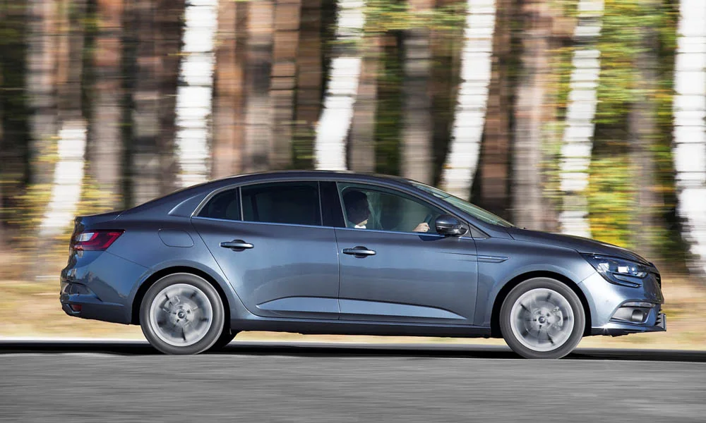Фото Renault Megane — вид сбоку, фото 7. Синий кузов в профиль — пропорции, высота посадки и дизайн дисков. Длинная база — простор второго ряда; короткие свесы упрощают парковку Renault Megane — вид сбоку, фото 7