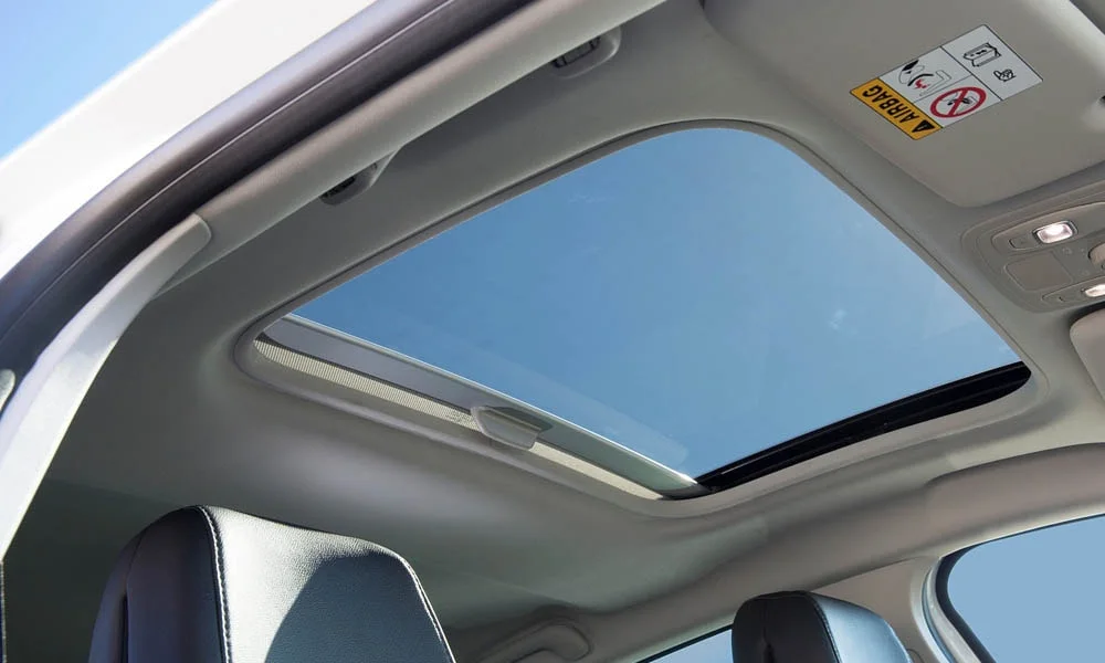 Фото Renault Megane — панорамная крыша. Остекление крыши изнутри: света в салоне заметно больше. Шторка с электроприводом закрывает стекло в жару Renault Megane — панорамная крыша