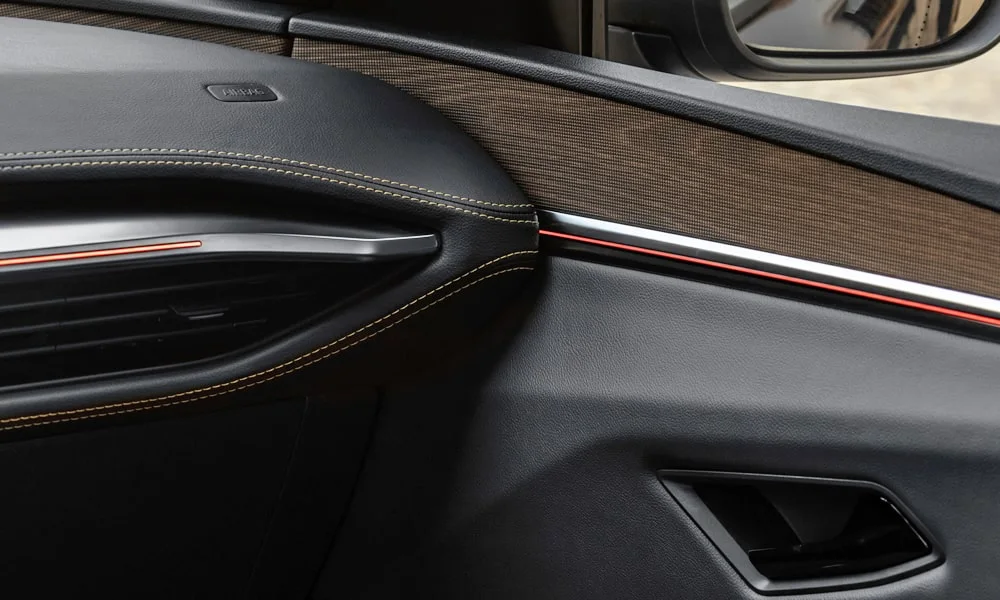 Фото Renault Megane — дверная карта. Внутренняя панель двери: сочетание материалов и компоновка управления в коричневой гамме. Мягкая вставка в зоне локтя — то, что чувствуешь каждый день Renault Megane — дверная карта