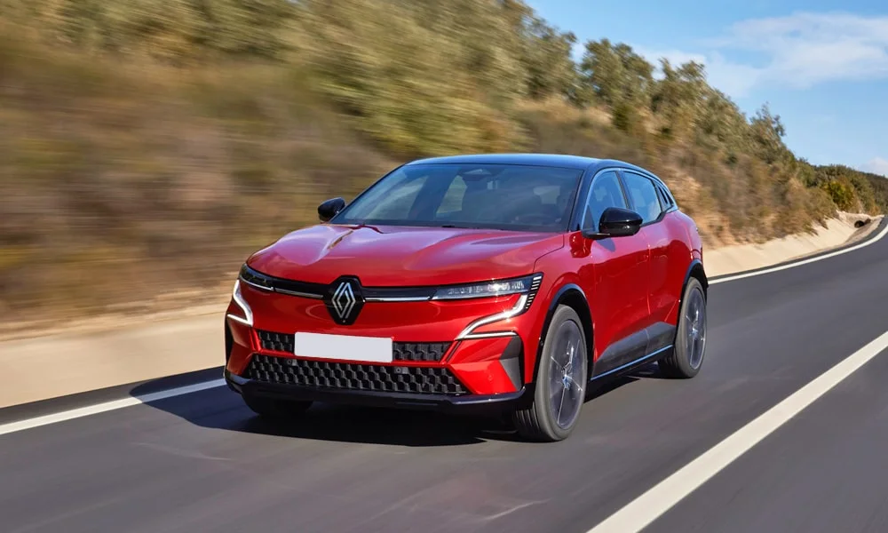 Фото Renault Megane — вид спереди, фото 4. Красный кузов, строгая симметрия оптики — базовый ракурс знакомства с дизайном. Дневные ходовые огни включаются автоматически с запуском Renault Megane — вид спереди, фото 4