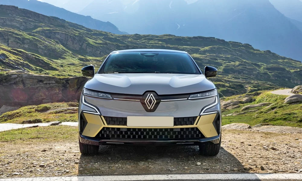 Фото Renault Megane — вид спереди, фото 5. Анфас: пропорции капота, посадка кузова и графика ходовых огней Renault Megane — вид спереди, фото 5