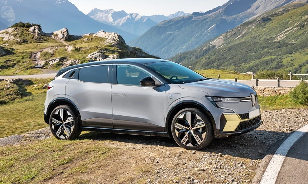 Фото Renault Megane — вид спереди, фото 6. Анфас: пропорции капота, посадка кузова и графика ходовых огней Renault Megane — вид спереди, фото 6