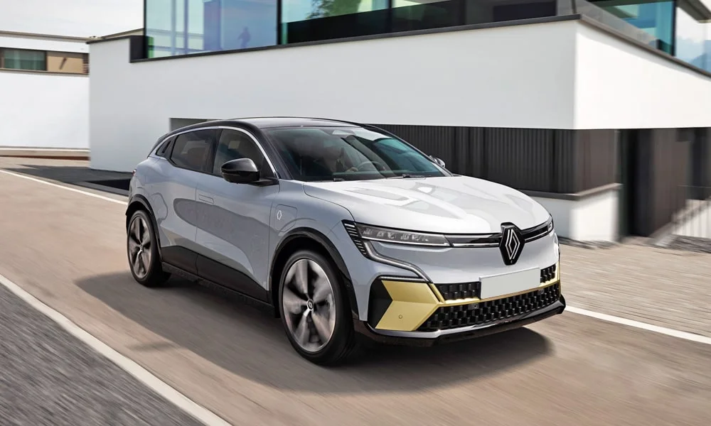 Фото Renault Megane — вид спереди, фото 7. Анфас: пропорции капота, посадка кузова и графика ходовых огней Renault Megane — вид спереди, фото 7