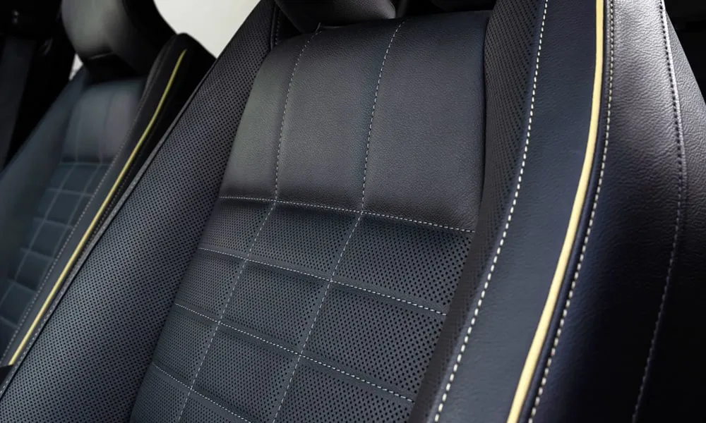Фото Renault Megane — передние сиденья. Водительское и пассажирское кресла: обивка из перфорированной коже, профиль с боковой поддержкой Renault Megane — передние сиденья
