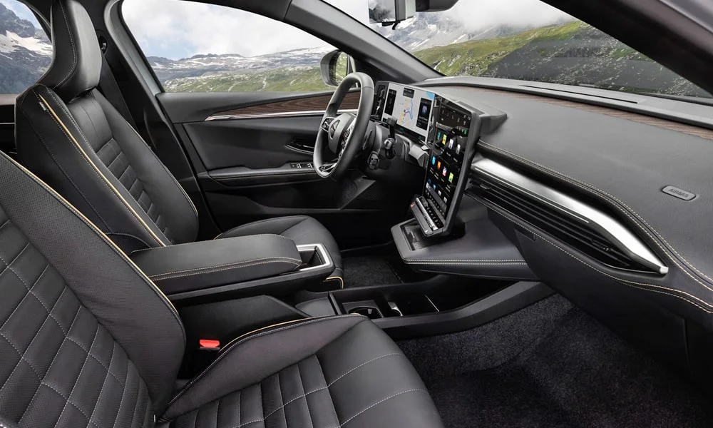 Фото Renault Megane — интерьер. Общий план салона: посадка, материалы и организация пространства в тёмной гамме. Уровень отделки читается по стыкам панелей и мягким поверхностям в зонах касания Renault Megane — интерьер