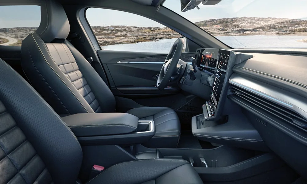 Фото Renault Megane — интерьер, фото 2. Общий план салона: архитектура панели, консоль и кресла. Уровень отделки читается по стыкам панелей и мягким поверхностям в зонах касания Renault Megane — интерьер, фото 2