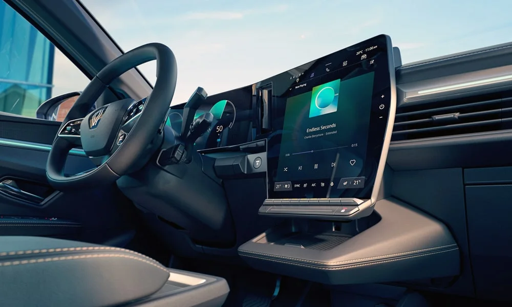Фото Renault Megane — экран мультимедиа, фото 2. Вертикальный экран мультимедиа — карты и списки помещаются целиком. Климат и обогревы часто управляются с этого экрана — привыкание занимает пару дней Renault Megane — экран мультимедиа, фото 2